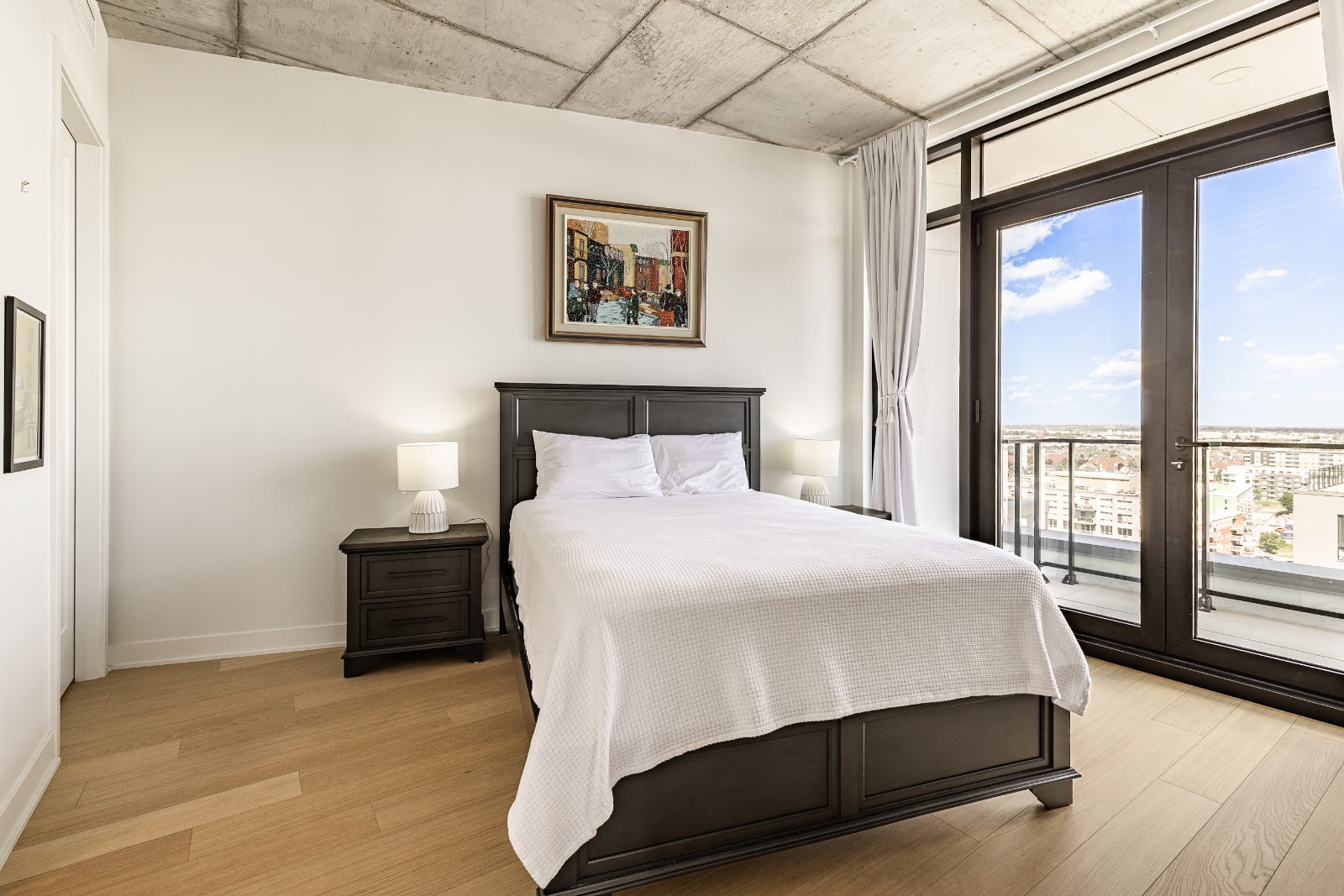 Light-filled bedroom with access to the terrace
