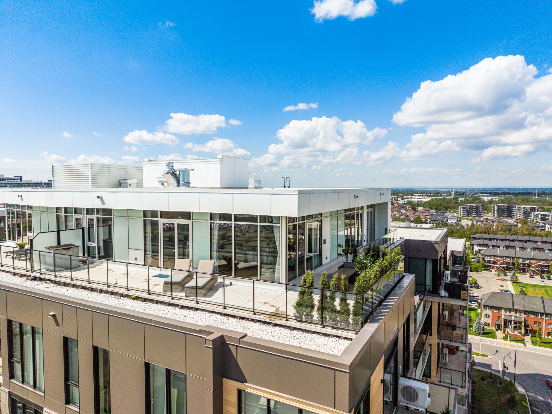 Vue aérienne du penthouse 1702 et de sa terrasse privée au sommet du Market, Laval